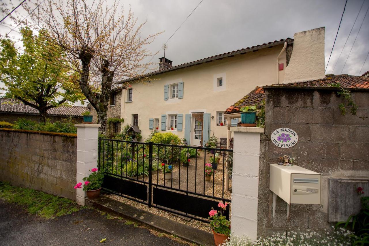 Bed and Breakfast La Maison Des Fleurs Montembœuf Exteriér fotografie